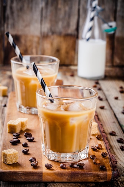 Café glacé en verre sur table en bois