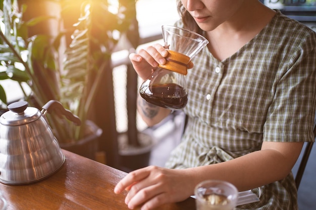 Café goutte à goutte café arabica chaud processus de fabrication à la main par un professionnelpréparant pour le café goutte à goutte