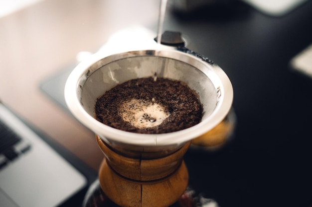 Café goutte à goutte dans un bocal