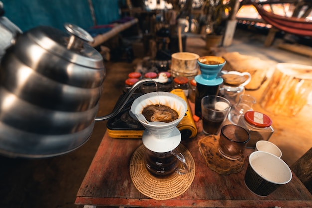 Photo café goutte à goutte, eau chaude de la bouilloire pour verser le café.