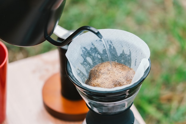 Café goutte à goutte fait par barista avec café goutte à goutte