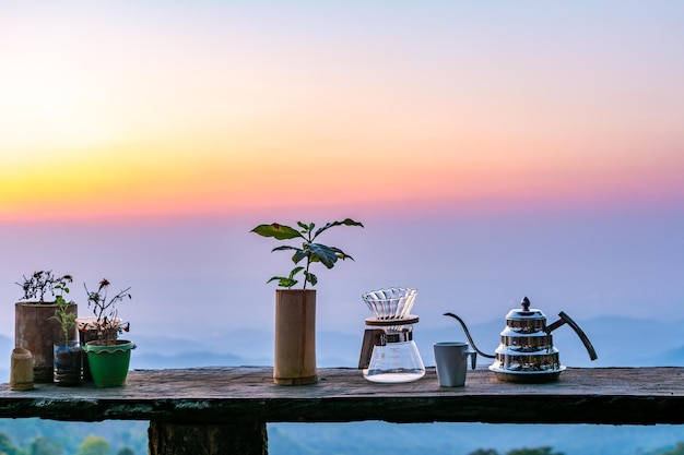 Café goutte à goutte sur table en bois