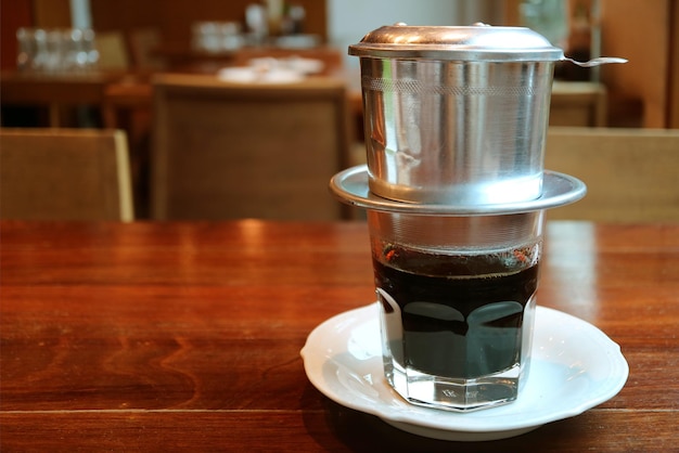 Le café goutte à goutte vietnamien coulait dans une tasse transparente presque prête à être bue