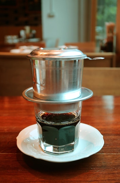 Café goutte à goutte vietnamien coulant lentement dans une tasse transparente