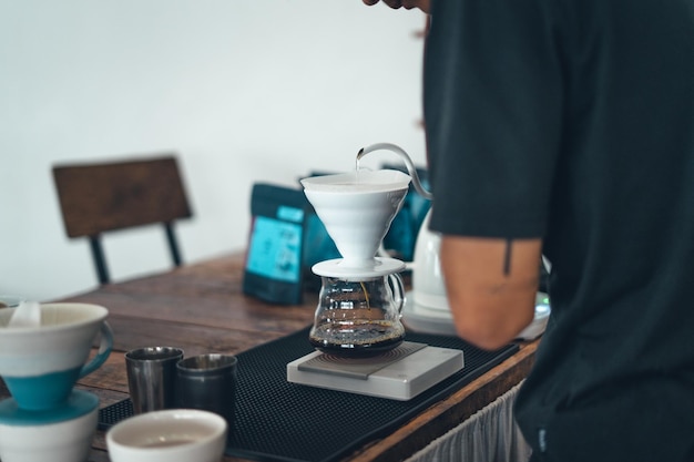 Café goutte à goutteGros plan sur une main qui prépare du café