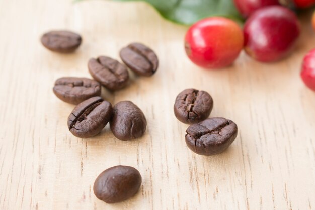 café et grains de café sur panneau de bois