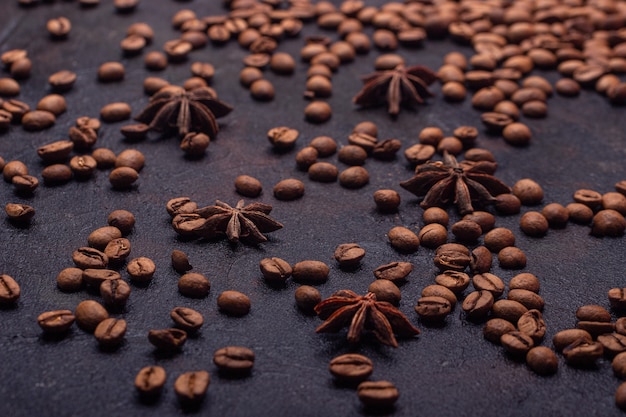 Café à grains épars sur un fond de béton foncé