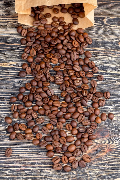 Café en grains sur table