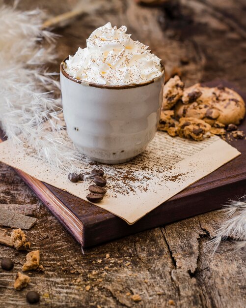 Café grand angle avec lait et crème fouettée