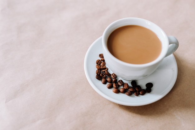 Café avec des haricots sur le côté.