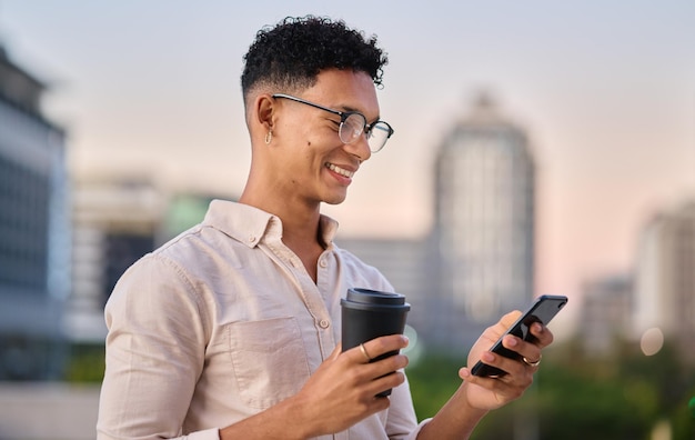 Café heureux ou homme d'affaires avec téléphone en ville ou dans la rue pour la mise en réseau d'une application de médias sociaux ou d'une communication avec le sourire Concepteur employé ou homme noir avec thé réseau 5g ou nouvelles mobiles sur Internet