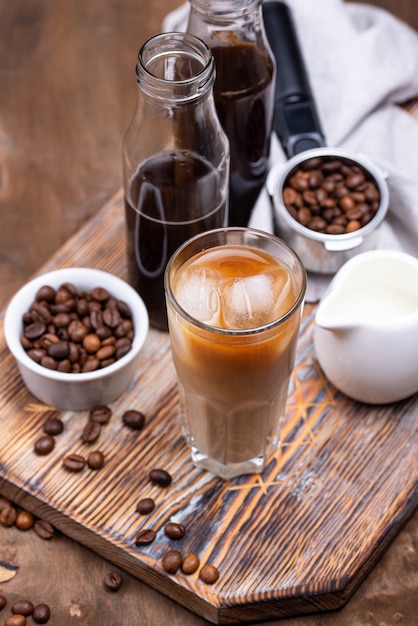 Café infusé à froid avec de la glace et du lait