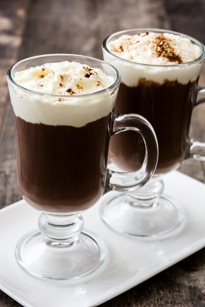 Café irlandais en verre sur mur en bois