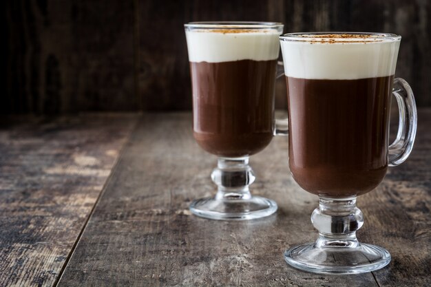 Café irlandais en verre sur mur en bois