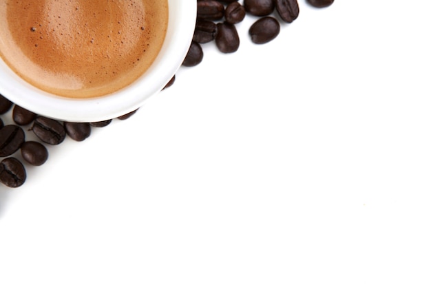 Café italien avec des grains isolés sur blanc