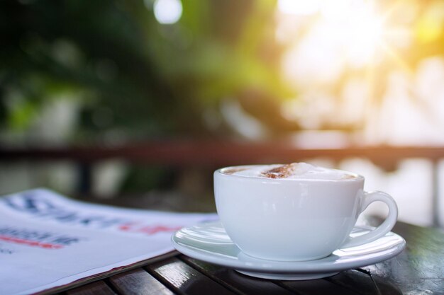 café avec un journal ou un magazine dans un café