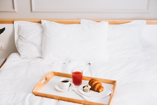 Café, jus de pamplemousse et croissant au beurre