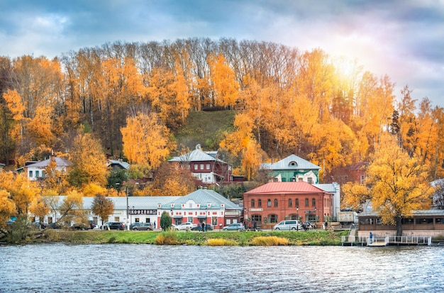 Le café de Kuvshinnikova à Ples Vue depuis l'eau de la Volga