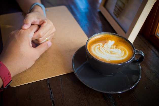 Café latte art chaud sur table en bois temps de détente