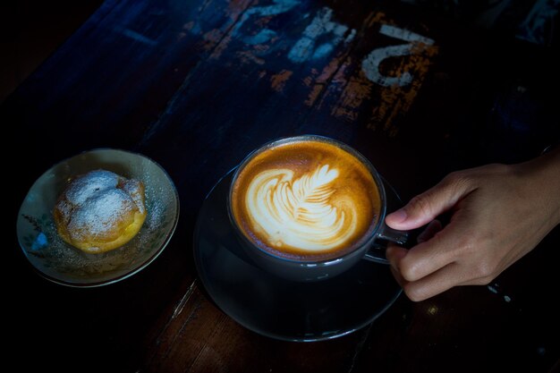 Café latte art chaud sur table en bois temps de détente