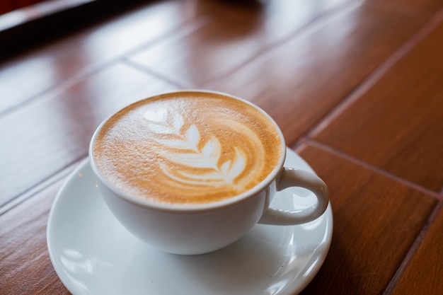 Café latte art chaud sur table en bois temps de détente