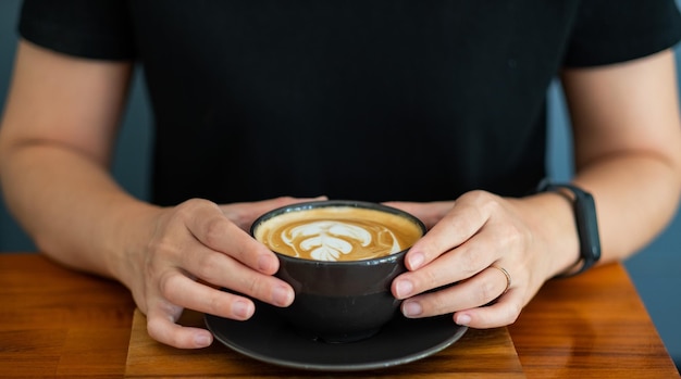 Café latte art chaud sur table temps de détente