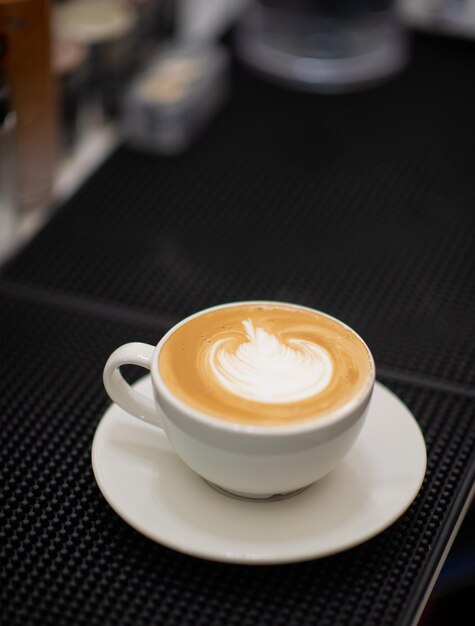 Café latte art chaud sur table temps de détente