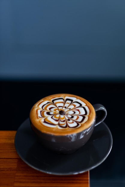 Café latte art chaud sur table temps de détente