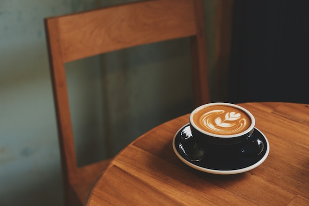 Café latte art dans un café dans un ton de couleur vintage