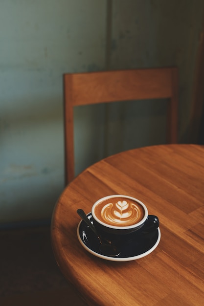 Café latte art dans un café dans un ton de couleur vintage