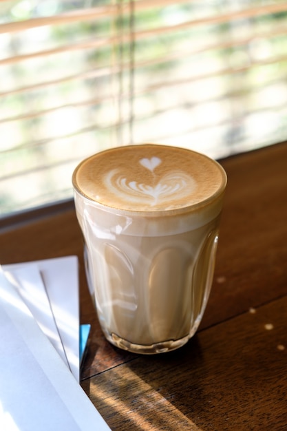 Café latte art dans un café