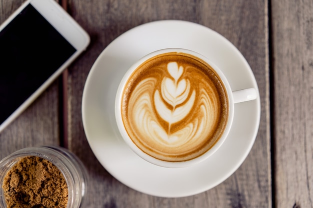 Café latte art dans une tasse blanche