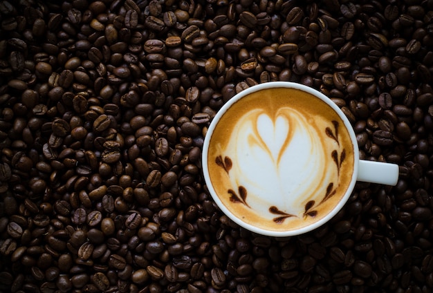 café latte art sur fond de grains de café