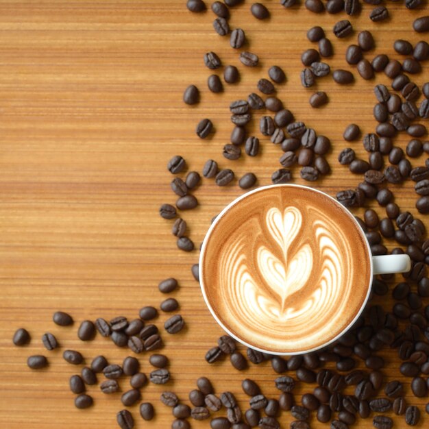 Café latte art et moka sur l&#39;image de cadre carré de fond en bois ancien.