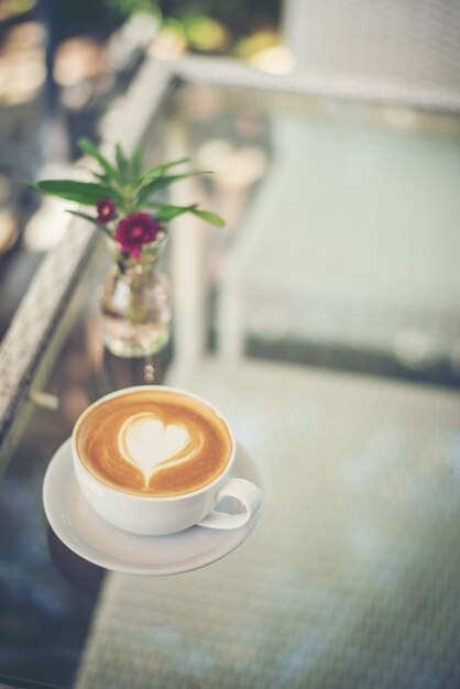 Café latte art avec mousse de lait en forme de coeur