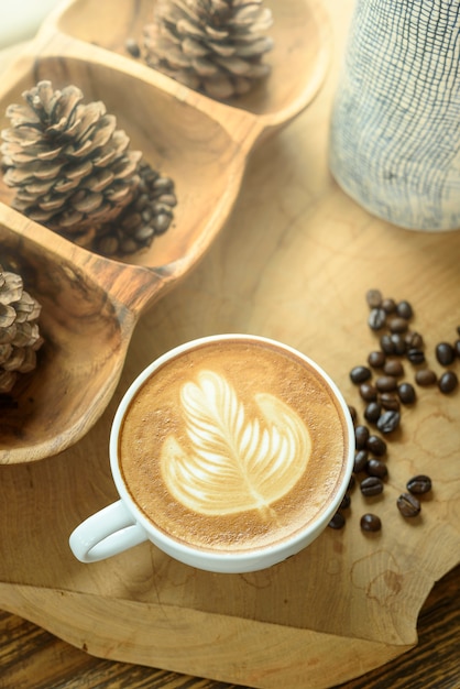 Café latte art sur table en bois.