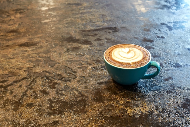 Café latte chaud dans la tasse bleue Cafe latte