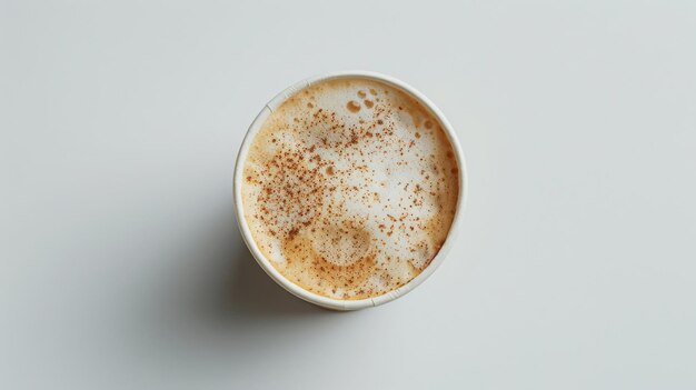 Café latte dans une tasse de papier vu d'en haut sur un fond blanc