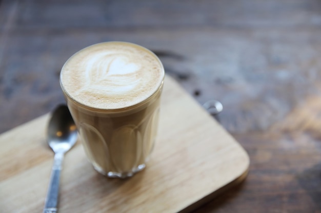 Café latte sur fond de bois