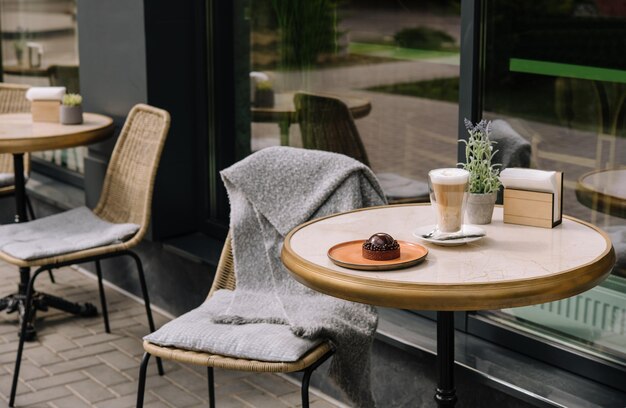 Café latte avec gâteau au chocolat sur la terrasse du bar