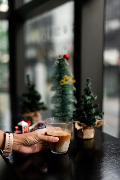 Café latte glacé dans un verre en plastique sur une table noire au café