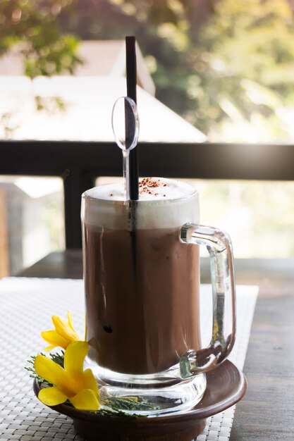 Café latte glacé sur table en bois balcon