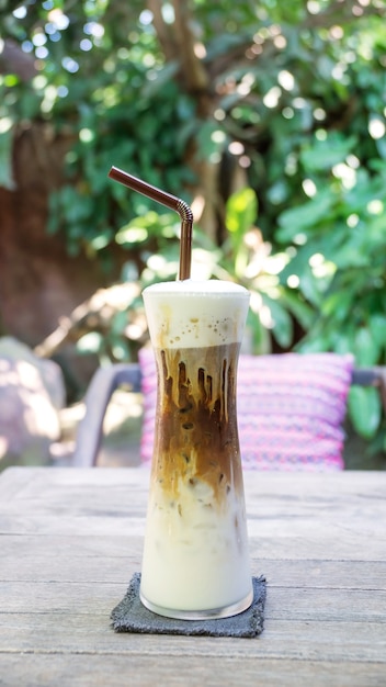 Café latte glacé sur une table en bois.