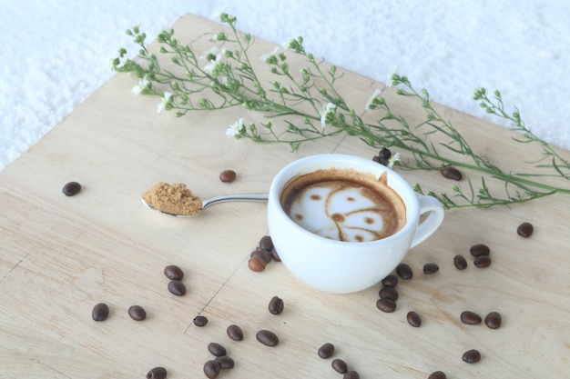 Photo café latte et grains de café avec des fleurs
