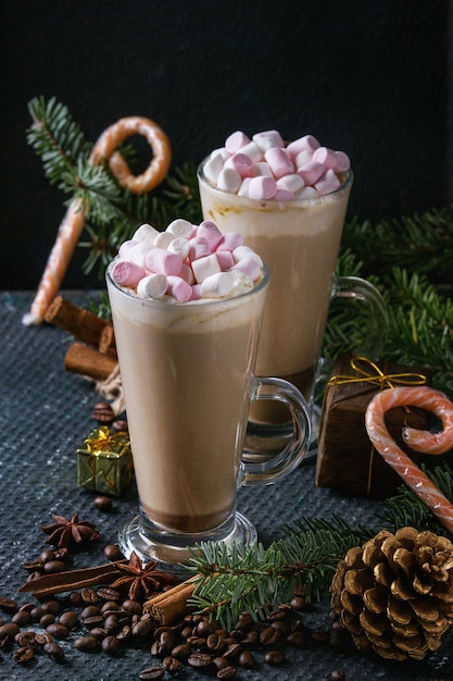 Café latte de Noël avec guimauve