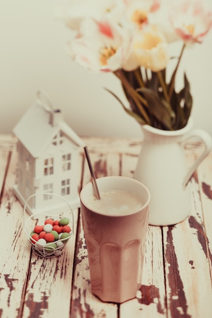 Café latte et tulipes sur la table shabby chic