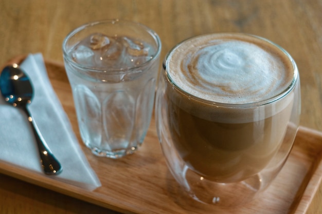 Café latte à la vanille chaude sur table en bois