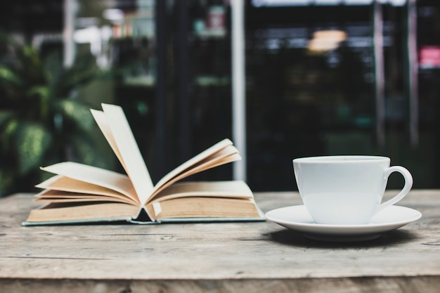 Café et livre sur la table dans le café