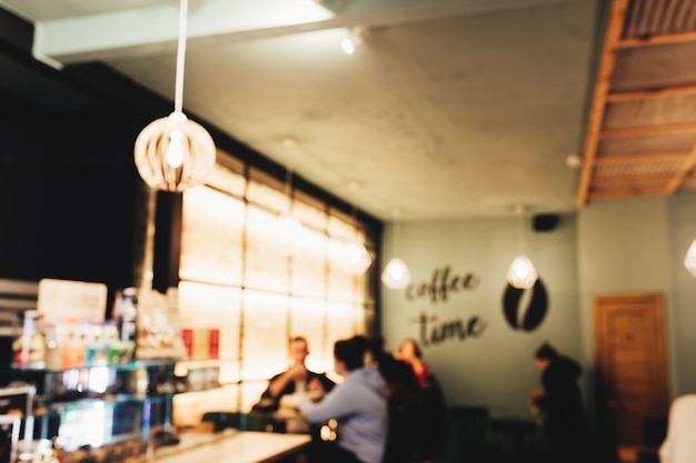 Café loft flou avec barista et client.