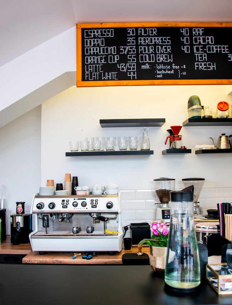 Photo café lumineux moderne avec une machine à café industrielle professionnelle